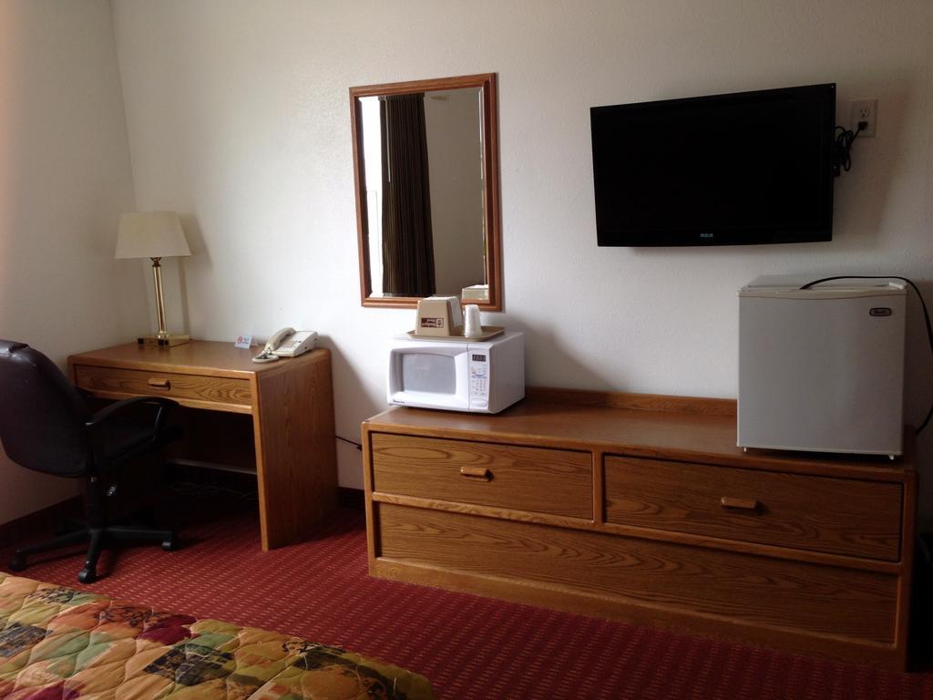 Budget Host Caribou Inn Hallock Room photo
