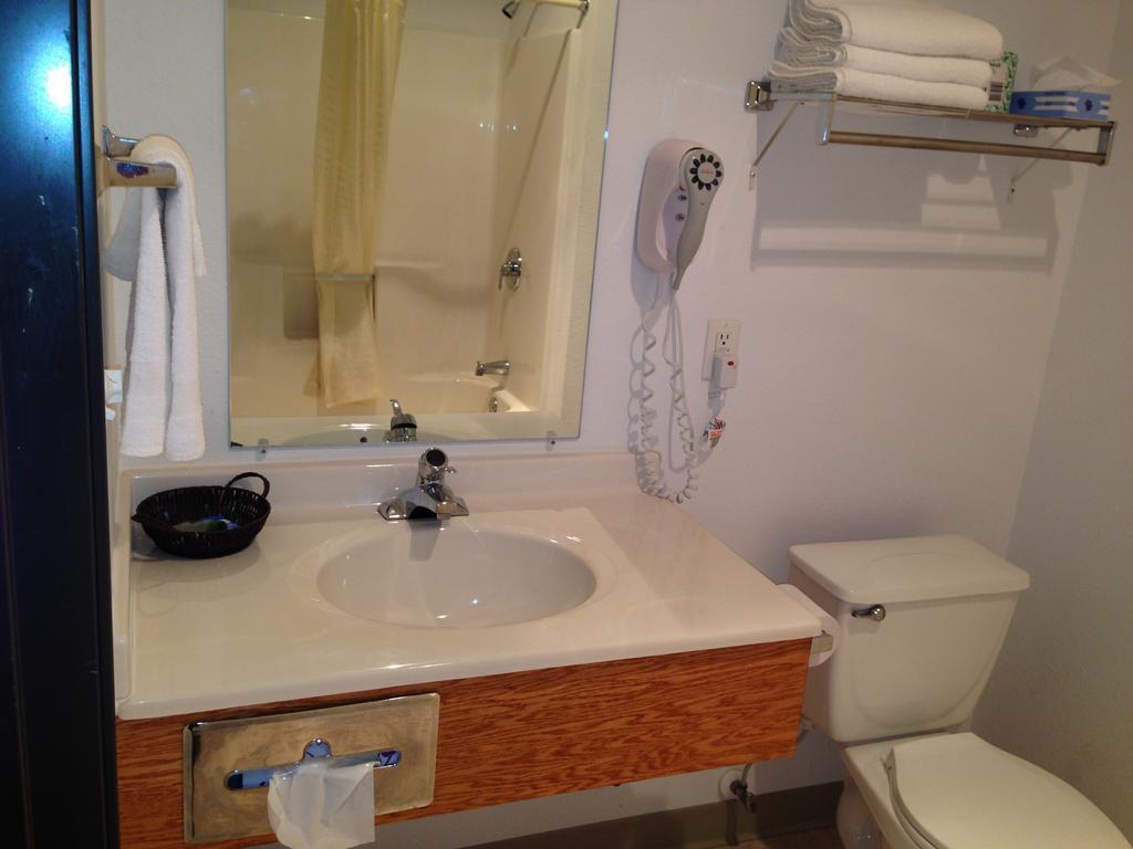 Budget Host Caribou Inn Hallock Room photo